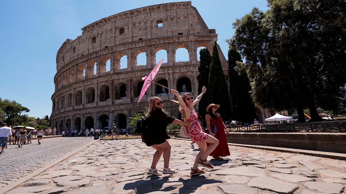 El Coliseo se derrite y los turistas en Roma