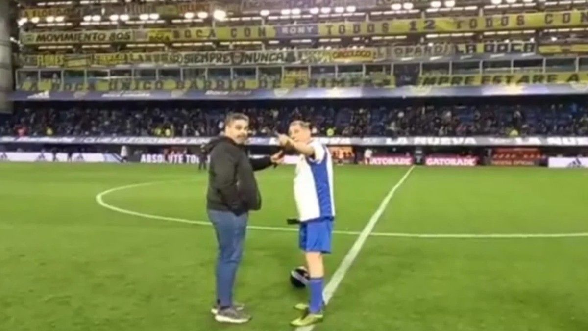Un fanático de Boca participó de un desafío durante el entretiempo del partido con Atlético Tucumán y generó la silbatina de todo el estadio. (Foto: Captura TV) 