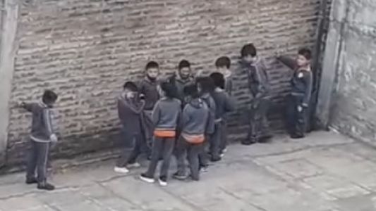 Desesperado pedido de una mamá: su hijo tiene autismo y mostró en un video cómo otros nenes le pegan en la escuela