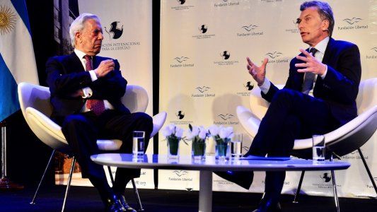 Macri habló en la Fundación Libertad con Vargas Llosa y ratificó su modelo: “Acá no hay Riquelme que te salve