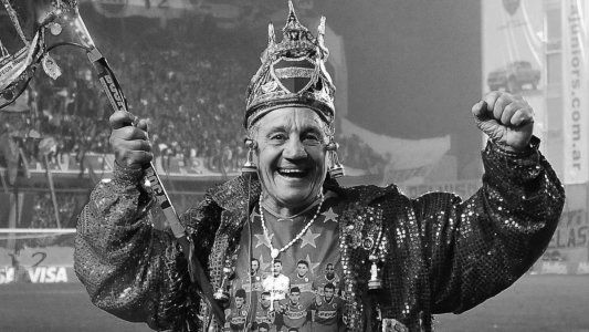 Murió Cacho Laudonio, el Loco Banderita que anunciaba la salida de Boca al campo de juego