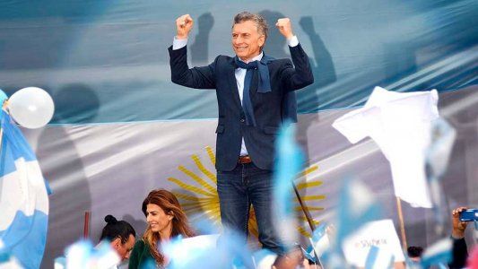 Macri ratificó su compromiso a favor de las dos vidas y besó un pañuelo celeste en Tucumán