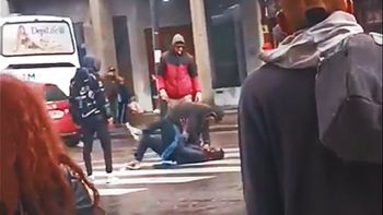 Golpes y puñaladas en pleno Constitución: ¿una pelea por el comercio ilegal del metal?