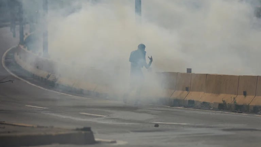 Enfrentamientos entre policías y manifestantes en las calles de Venezuela tras la reelección de Nicolás Maduro