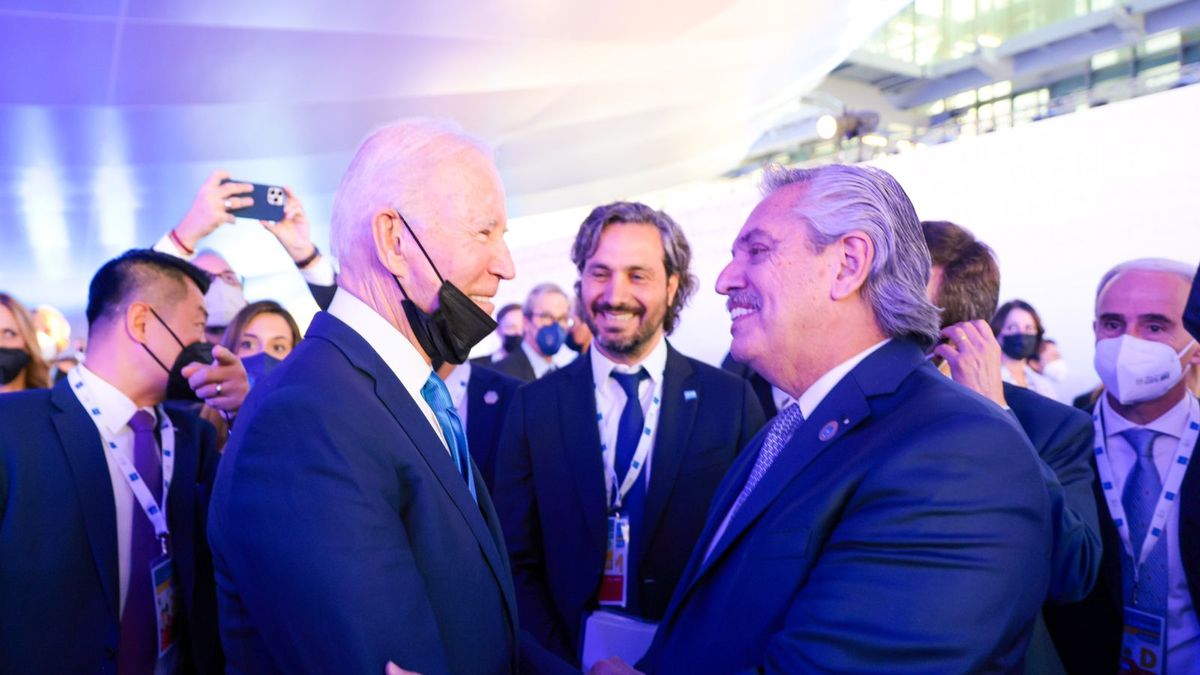 Alberto Fernández and his greeting with US President Joe Biden at the G20 summit in Rome.