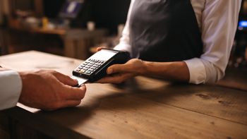 Un hombre gastó casi 70.000 pesos y va preso un año y medio. Un hombre gastó casi 70.000 pesos y va preso un año y medio.