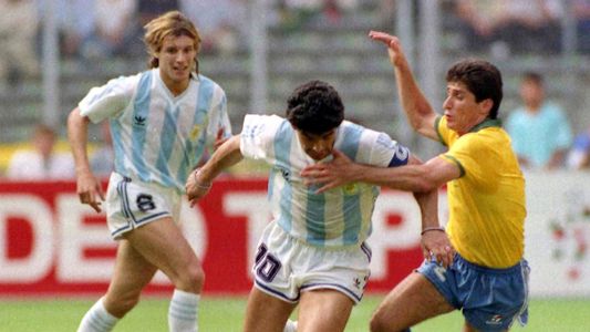 Se subastó la camiseta que Maradona usó contra Brasil en Italia 90: la fortuna que pagaron