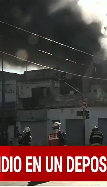 Incendio en un depósito en Barracas: dotaciones de bomberos y ambulancias trabajan en el lugar