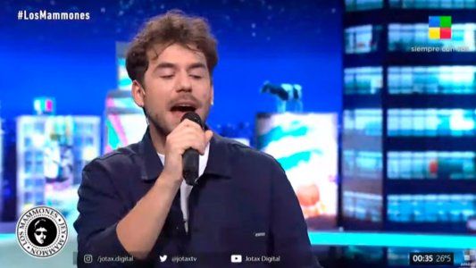 Fernando Dente se animó a cantar un repertorio popular en Los Mammones