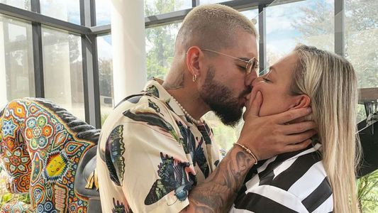 Polémica con una foto de Maluma dándole un piquito a su mamá