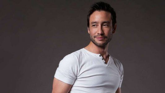 Luciano Pereyra se bajó de su camioneta y cantó con un artista callejero