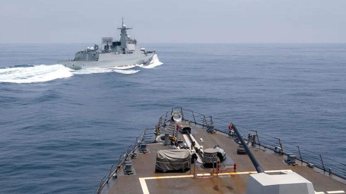 Desde el crucero norteamericano, la foto muestra la cercanía del cruce con el buque militar chino. (Foto: Gentileza NewsNads)