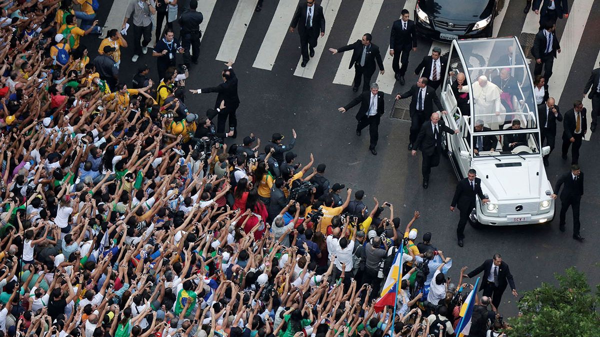 El Papa Francisco saluda a la multitud de fieles desde su papamóvil en el centro de Río de Janeiro