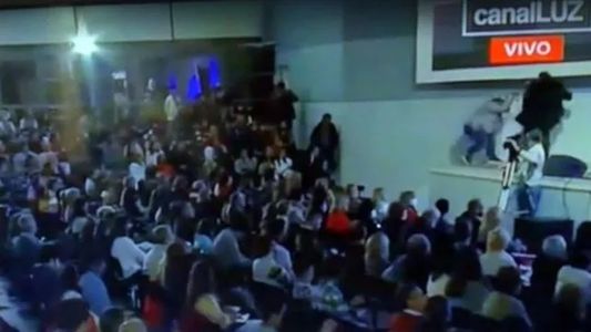 Un hombre armado subió al escenario en una iglesia evangélica en Rosario mientras la pastora le hablaba a los fieles