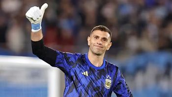 El gesto del Dibu Martínez con los hinchas que lo esperaron en su llegada a Argentina
