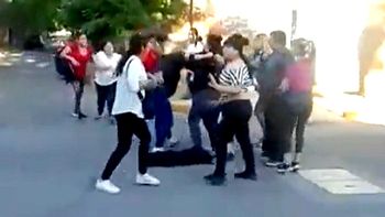 Video | brutal batalla campal de un grupo de mamis a la salida de un colegio