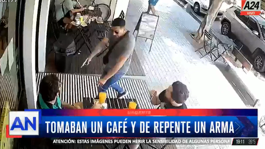 Video: le apuntó a la cabeza con un arma para robarle una mochila en un bar de Quilmes