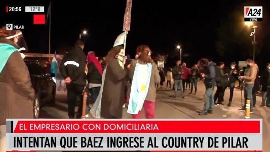 Así fue el momento en el que, con el vidrio roto, la camioneta que trasladaba a Báez tuvo que retroceder