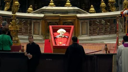 Último adiós a Francisco: finalizó el velatorio y cubrieron su rostro para siempre