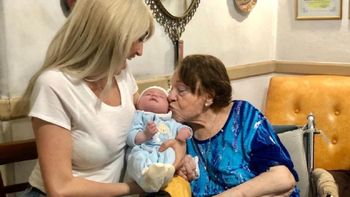 Video: El tierno momento en que la abuela de Vicky Xipolitakis conoció a su bisnieto