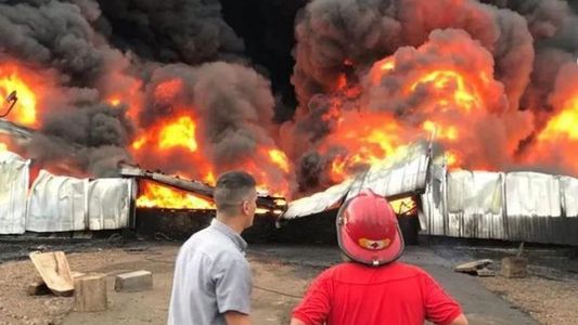 Video: el impresionante incendio en una fábrica de resina en Misiones