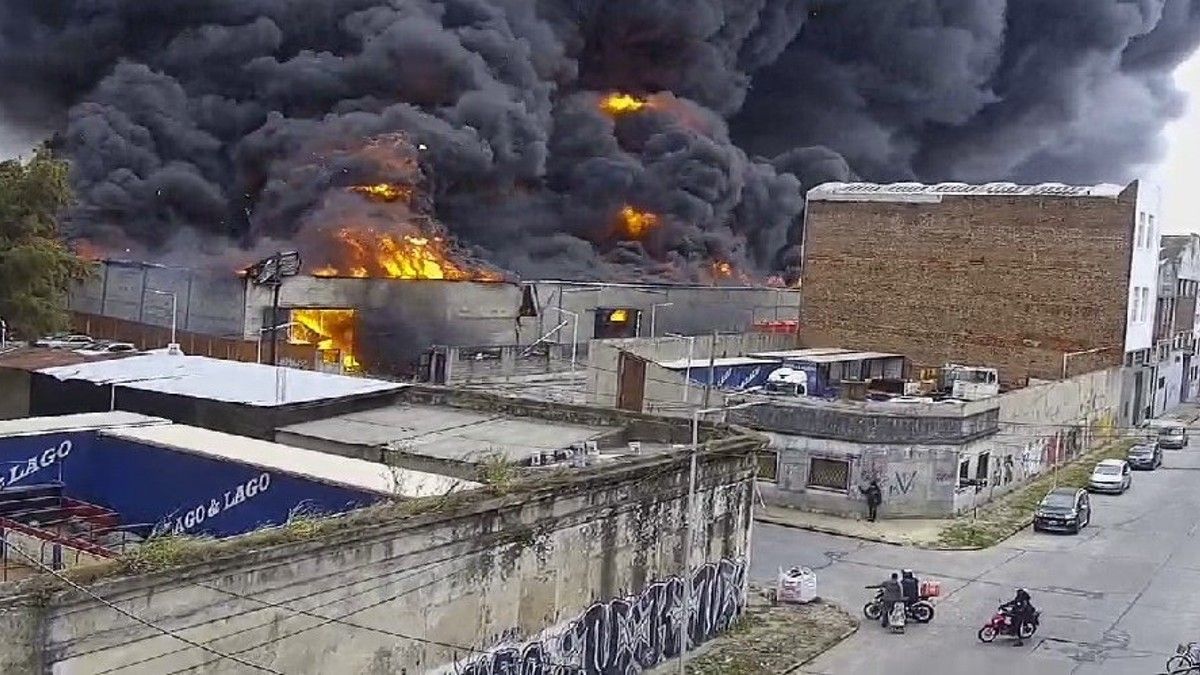 Impactante incendio provoca una inmensa columna de humo en Avellaneda.&nbsp;