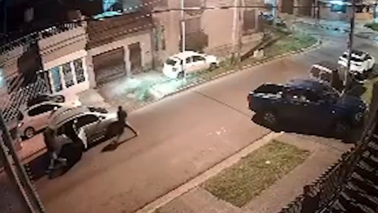 Quiso escapar de un robo, chocó al ladrón con el auto y lo mató