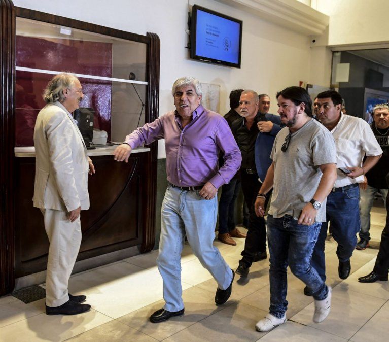 Moyano empezó a ensayar su regreso al kirchnerismo, en medio de la pelea con el Gobierno