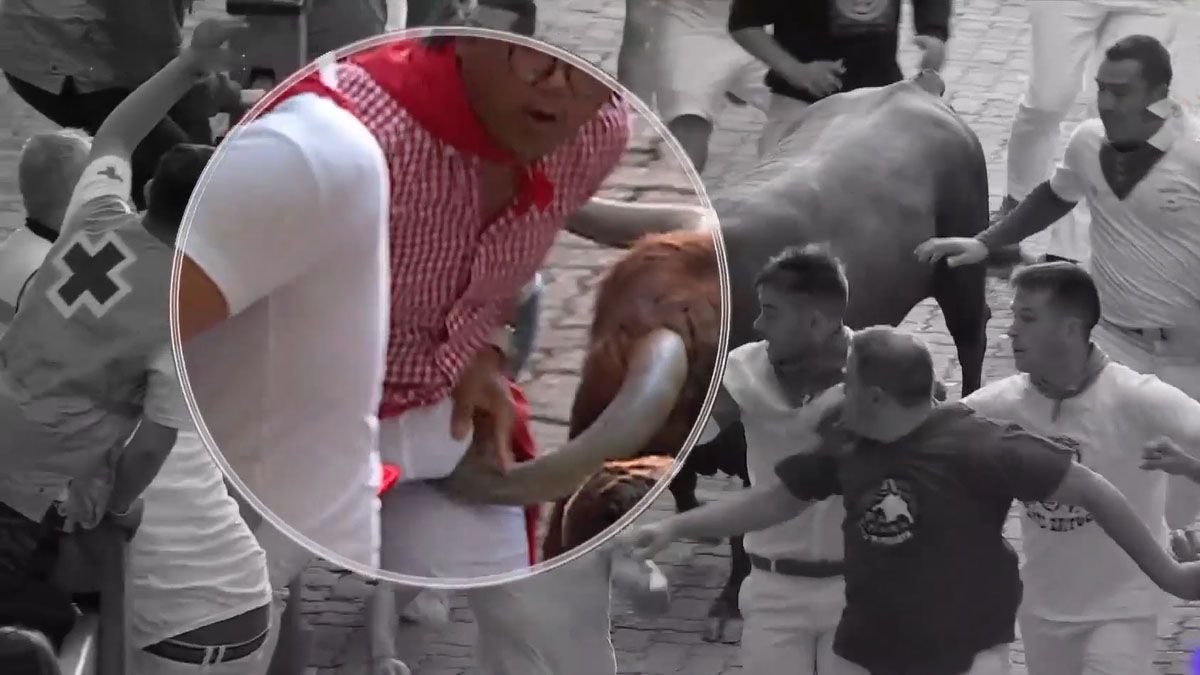 Una persona es alcanzada por una cornada del toro en la plaza monumental de Pamplona, España (Gentileza: Rtve)