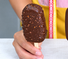 Helados de palito con chocolate: la receta casera para hacerlos cremosos y crocantes