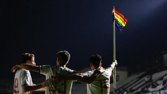 Un delantero argentino festejó un gol con la bandera del Orgullo LGBTIQ