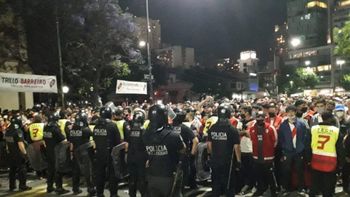 Monumental desbordado: colapso, corridas e incidentes entre hinchas de River y la Policía en la previa