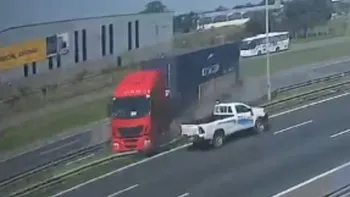 Video: así fue el brutal choque de dos camiones, un auto y una camioneta en la Ruta 9 que dejó tres muertos