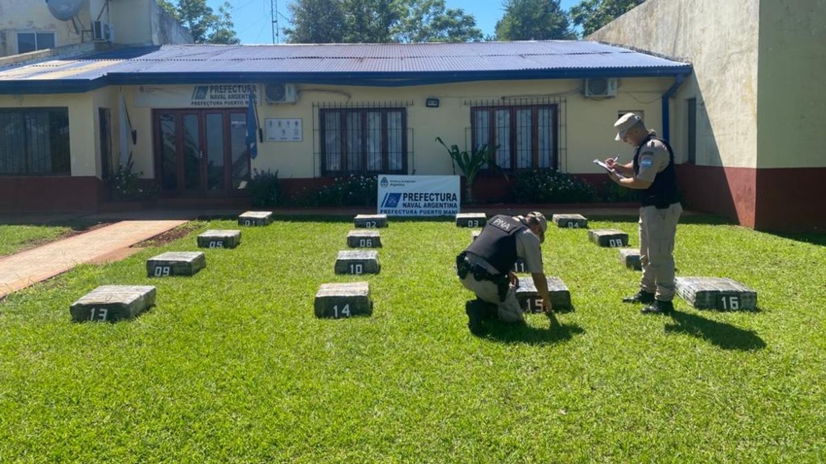 Efectivos de Prefectura revisan lo incautado. (Foto: Prefectura) Efectivos de Prefectura revisan lo incautado. (Foto: Prefectura)