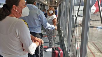 Variante Ómicron: la OMS recomienda a los mayores de 60 años y personas en grupos de riesgo que no viajen