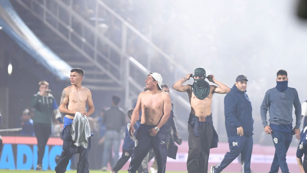 Gimnasia-Boca fue suspendido por grave represión policial afuera del estadio. (Télam)