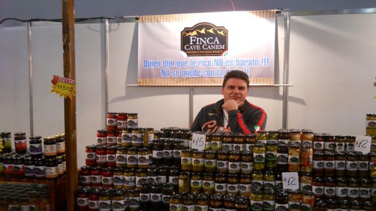 La Rural, otra época, y otros precios: Di Gennaro y su stand de Cave Canem. 