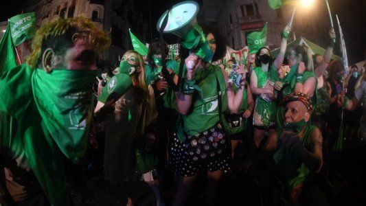 Festejos en las inmediaciones del Congreso por la legalización del aborto