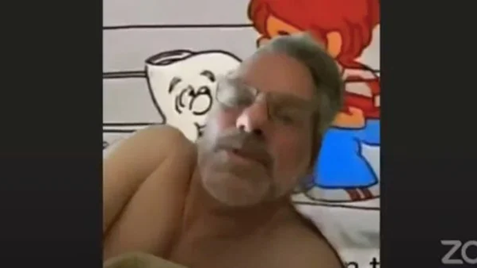 Escándalo: un senador votó desnudo tirado en la cama