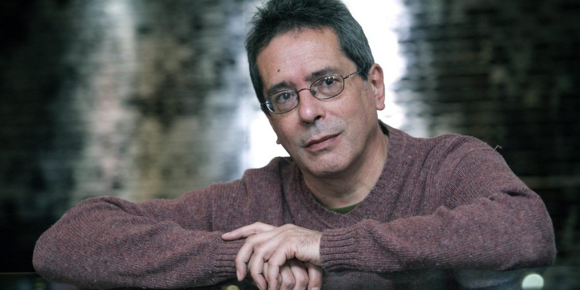 8 recomendaciones para entrar al mundo de César Aira, el escritor argentino más prolífico