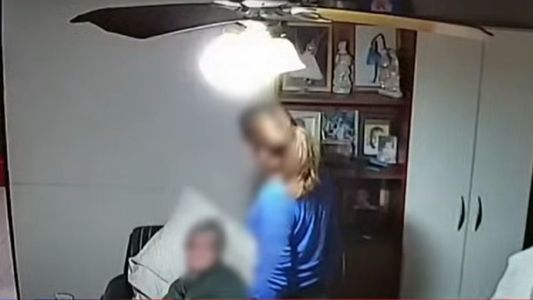 Brutal: así golpeaba una cuidadora a una anciana con Alzheimer a la que debía asistir