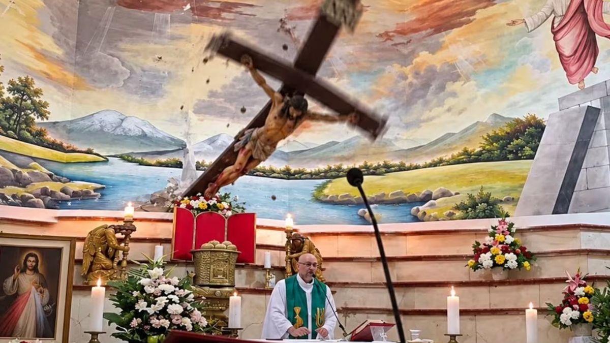 Un sacerdote murió al caerle una cruz encima durante una misa: el video del accidente (Foto: captura)