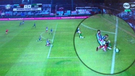 Te extrañamos, VAR: el árbitro Mastrángelo le cobró un penal inexistente a Arsenal contra Banfield