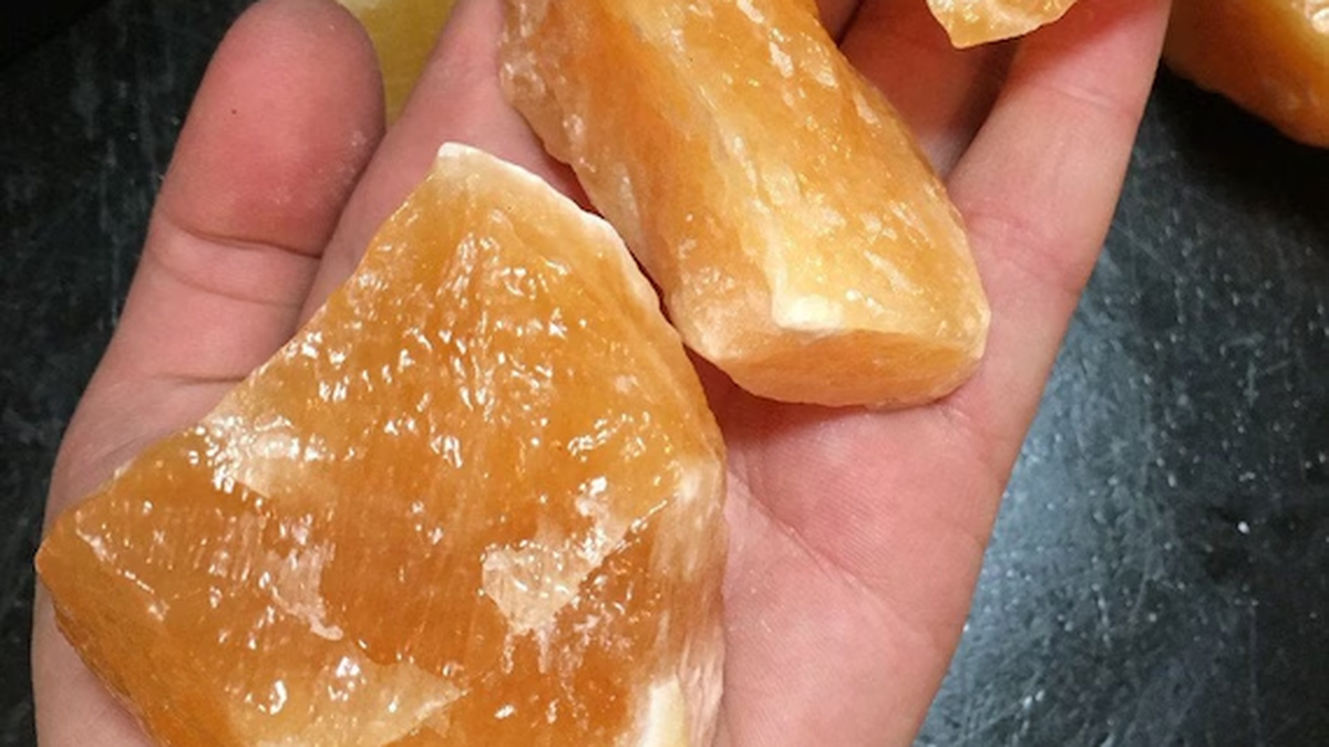 La piedra preciosa color naranja que potencia la fertilidad