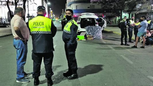 Amenazó a su pareja con un arma, disparó e hirió a otra mujer