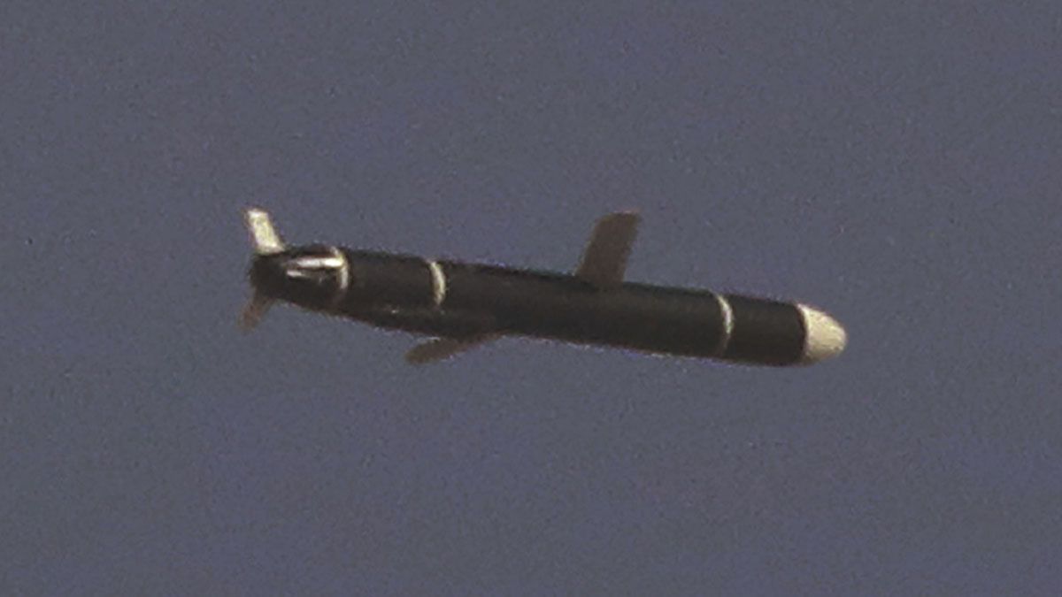 El misil lanzado por Corea del Norte con una autonomía para alcanzar cualquier punto de Japón o  llegar hasta Beijing o Shanghai en la China. (Foto: AP)