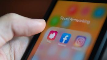 insolito: un futbolista fue despedido de su club por usar una app de citas insolito: un futbolista fue despedido de su club por usar una app de citas