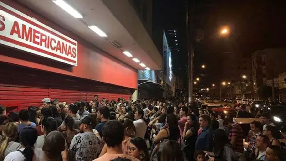 Miles de brasile&ntilde;os -y turistas- esperan toda la noche a que abran las tiendas en los d&iacute;as de rebajas, como en EE.UU. (Foto: gentileza UOL).