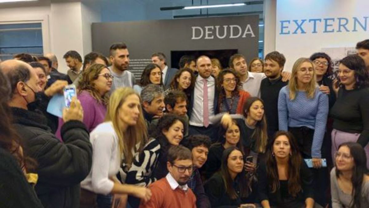 Así fue la despedida de Martín Guzmán. (Foto: NA)