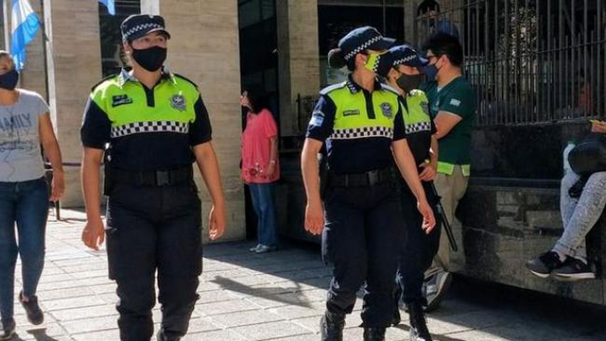 La policía acudió a un establecimiento donde la directora denunció a una madre que golpeó a su hijo en la puerta de la escuela.